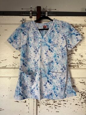 Ava Therese size med Women's V-Neck Blue Tie-Dye Floral Short Sleeve scrub top
